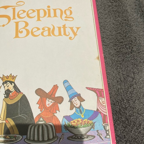 Vintage Walt disney Sleeping beauty book - Picture 4 of 4